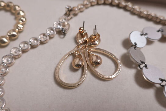 Halskæde, øreringe og armbånd