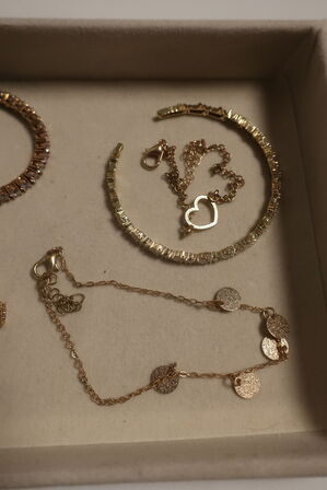 Halskæde, øreringe og armbånd