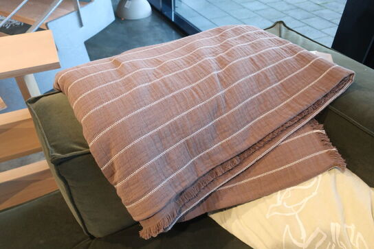 Sofa FERM LIVING m. puder og tæpper 