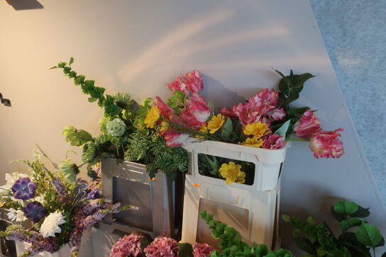 Diverse plastikblomster