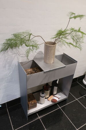 Plakat i ramme, affaldsspand samt diverse plejeprodukter 