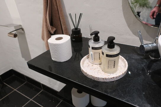 Plakat i ramme, affaldsspand samt diverse plejeprodukter 