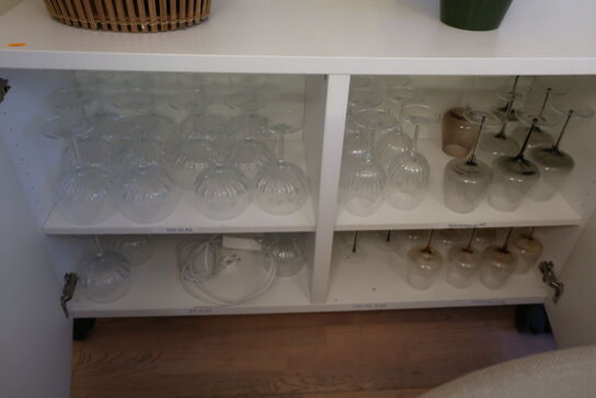 2 stk. skabe med indhold