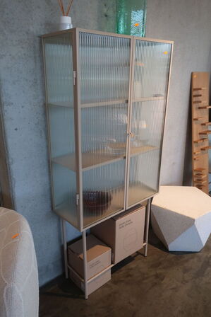 Vitrineskab FERM LIVING Haze Vitrine Reeded Glass