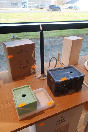 3 stk. æsker, 2 stk. bakker samt lysestage 