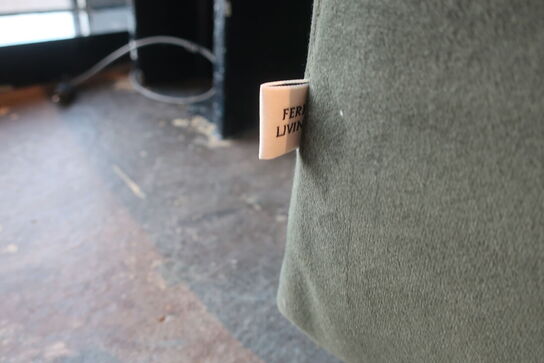 Sofa FERM LIVING m. puder og tæpper 