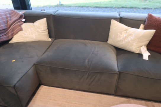 Sofa FERM LIVING m. puder og tæpper 