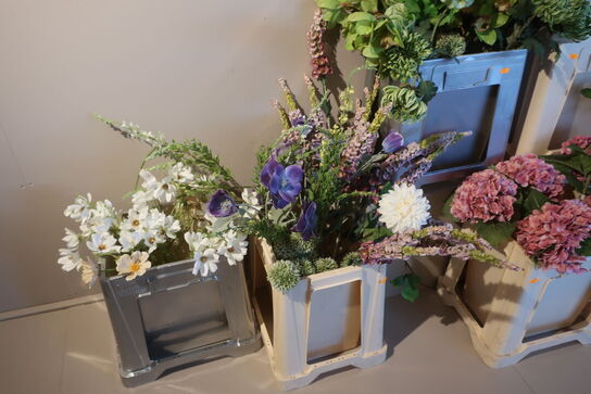 Diverse plastikblomster