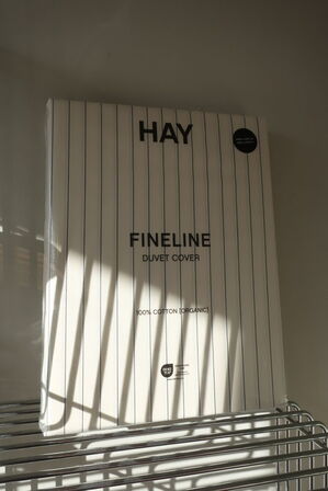 2 stk. håndklæder, kop, vase samt sengetøj