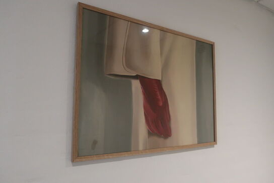 Plakat i ramme, affaldsspand samt diverse plejeprodukter 