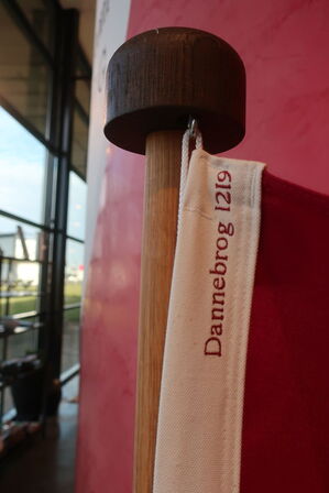 Dannebrog på flagstang LANGKILDE & SØN