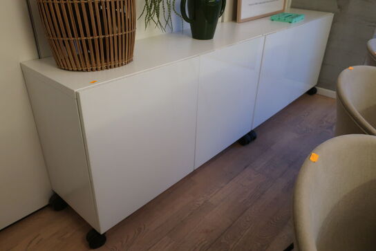 2 stk. skabe med indhold