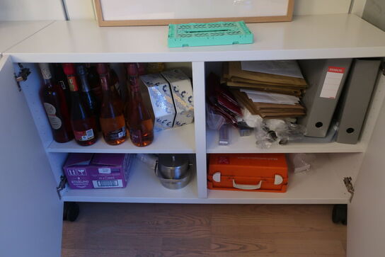 2 stk. skabe med indhold