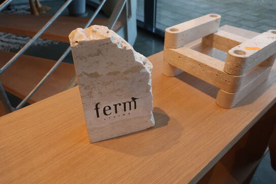 Lysestage samt skilt 