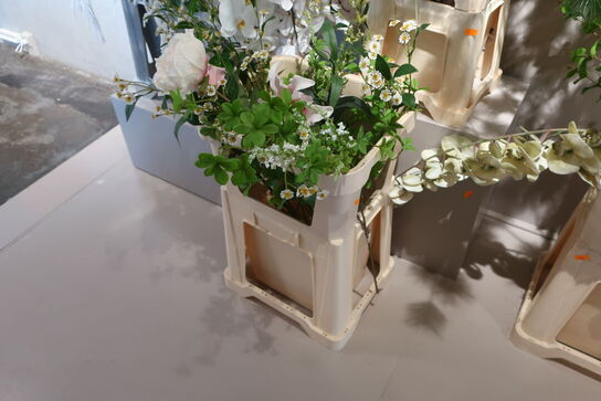 Diverse plastikblomster