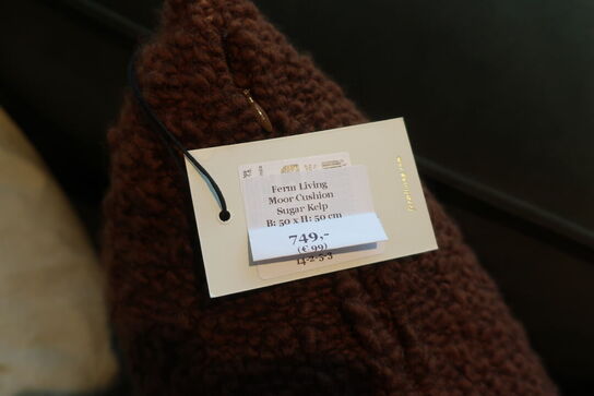 Sofa FERM LIVING m. puder og tæpper 