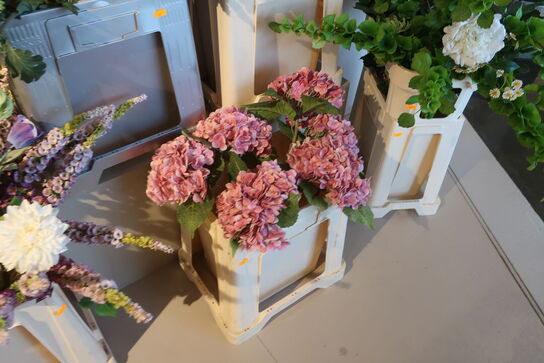 Diverse plastikblomster