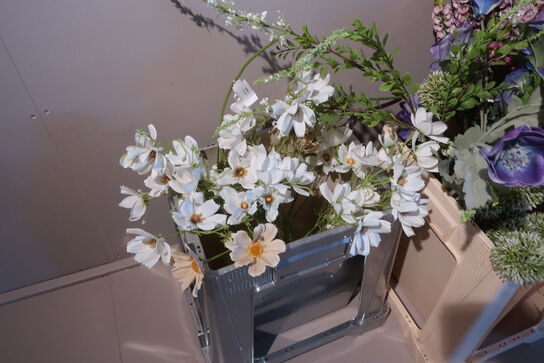 Diverse plastikblomster