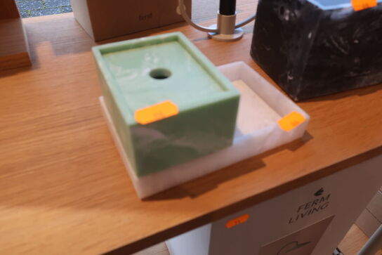 3 stk. æsker, 2 stk. bakker samt lysestage 