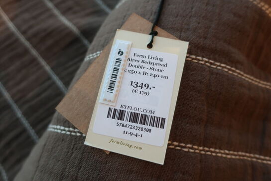 Sofa FERM LIVING m. puder og tæpper 