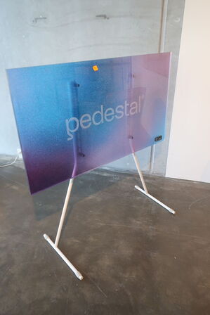 TV-ben PEDESTAL Viva