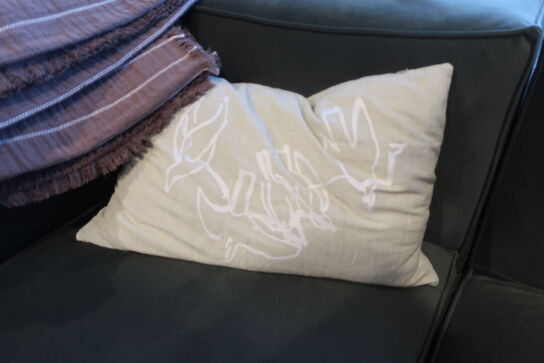 Sofa FERM LIVING m. puder og tæpper 