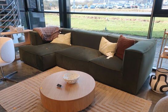 Sofa FERM LIVING m. puder og tæpper 