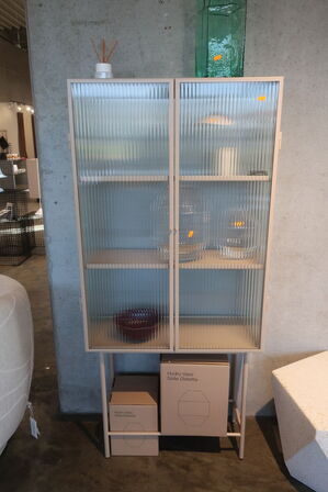 Vitrineskab FERM LIVING Haze Vitrine Reeded Glass