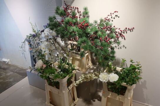 Diverse plastikblomster