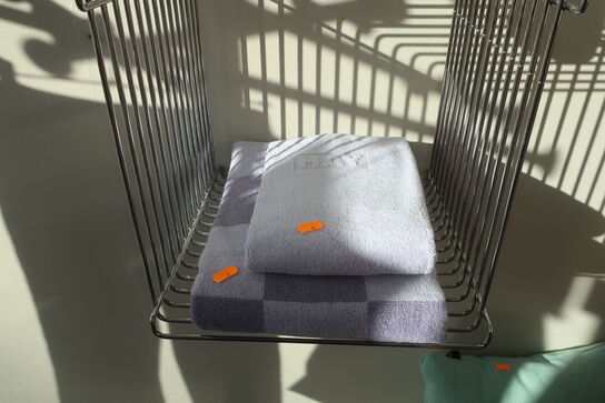 2 stk. håndklæder, kop, vase samt sengetøj