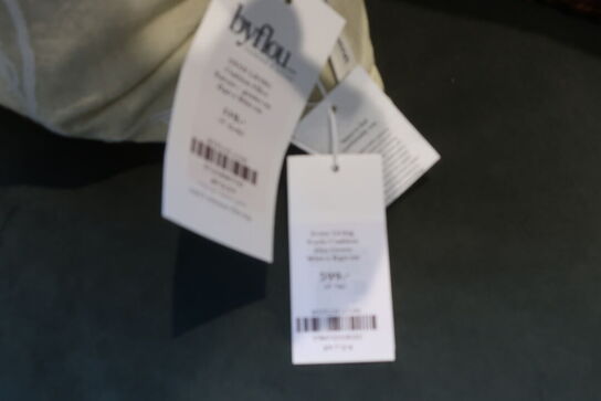 Sofa FERM LIVING m. puder og tæpper 