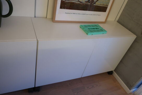 2 stk. skabe med indhold