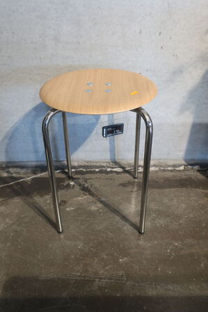 Skammel MONTANA Kevi 