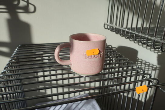 2 stk. håndklæder, kop, vase samt sengetøj