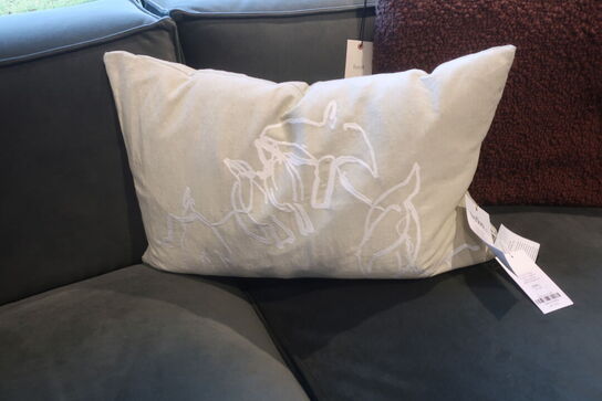 Sofa FERM LIVING m. puder og tæpper 