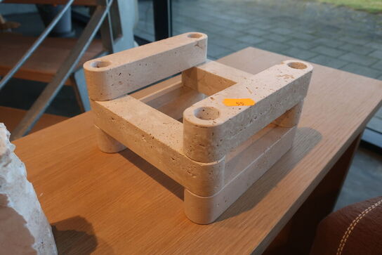 Lysestage samt skilt 