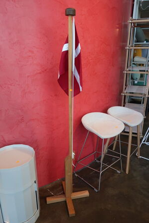 Dannebrog på flagstang LANGKILDE & SØN