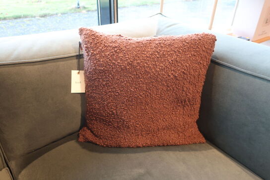 Sofa FERM LIVING m. puder og tæpper 