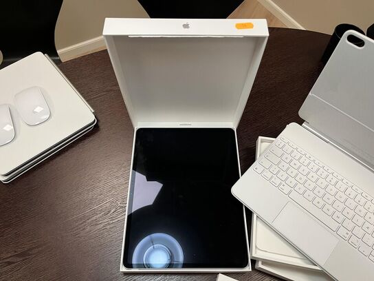 Apple IPAD Air. 4Gen. Med magic tastertur