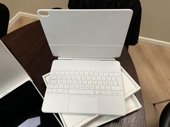 Apple IPAD Air. 4Gen. Med magic tastertur