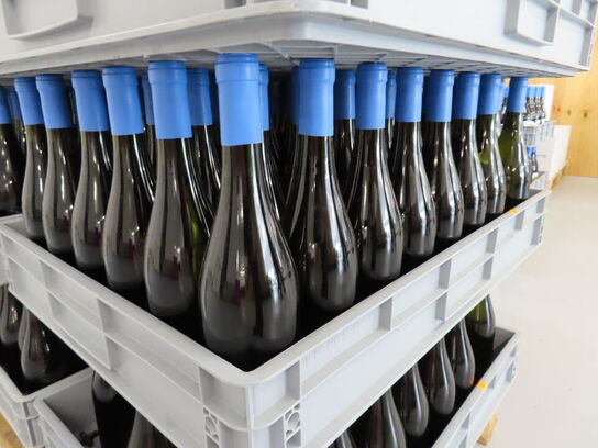 Ca. 50 flasker vin i plastkasse, (Smooth & Buttery), alkoholfri vin