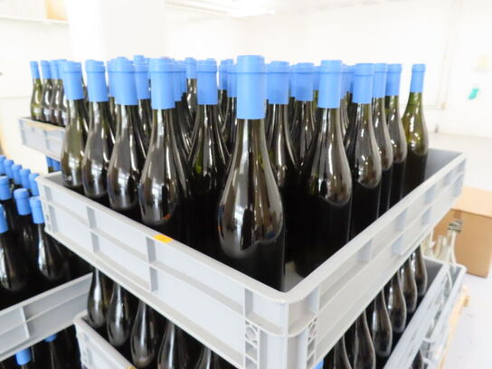 Ca. 50 flasker vin i plastkasse, (Smooth & Buttery), alkoholfri vin