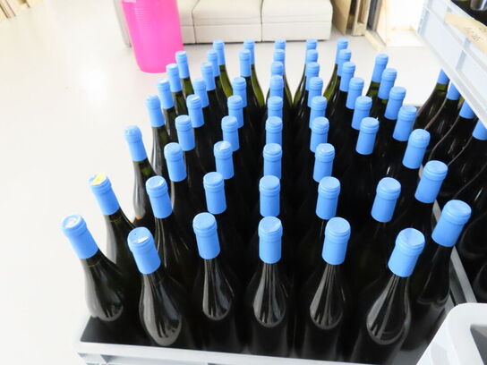 Ca. 50 flasker vin i plastkasse, (Smooth & Buttery), alkoholfri vin