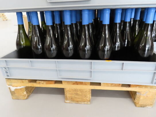 Ca. 50 flasker vin i plastkasse, (Smooth & Buttery), alkoholfri vin