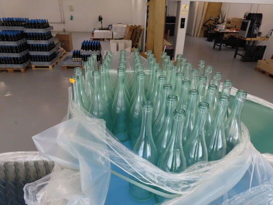 Pl. med tomme klare flasker