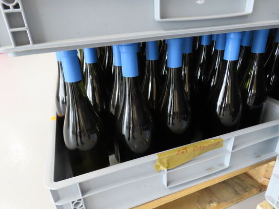 Ca. 50 flasker vin i plastkasse, (Smooth & Buttery), alkoholfri vin