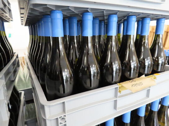 Ca. 50 flasker vin i plastkasse, (Smooth & Buttery), alkoholfri vin