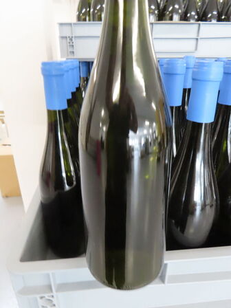 Ca. 50 flasker vin i plastkasse, (Smooth & Buttery), alkoholfri vin