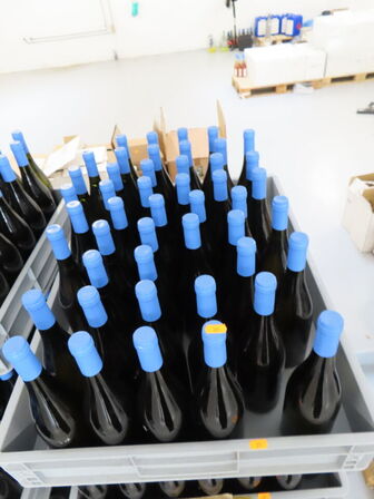 Ca. 50 flasker vin i plastkasse, (Smooth & Buttery), alkoholfri vin