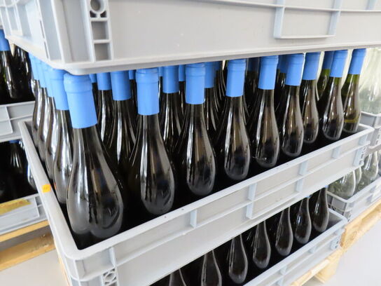 Ca. 50 flasker vin i plastkasse, (Smooth & Buttery), alkoholfri vin
